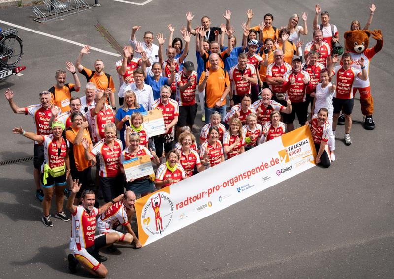 Die Zieleinfahrt der Radtour pro Organspende am Universitätsklinikum Dresden