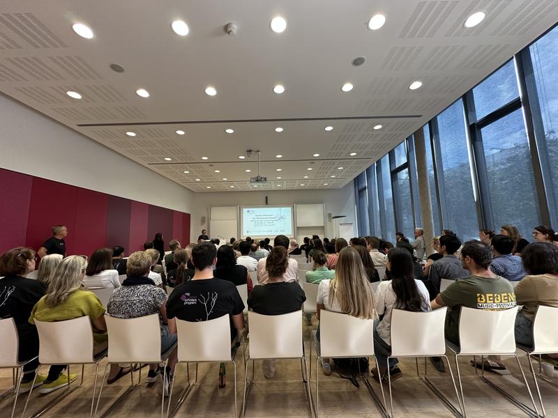 Bei der Zertifikatsverleihung am 25. Juli, präsentierten die Max Planck Junior Scholars ihre Forschungsergebnisse vor Mentor*innen, Familien, Lehrkräften und der MPI für Hirnforschung Community.