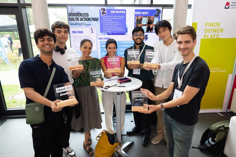 Die glücklichen Gewinner*innen haben ihre Preise gegenseitig signiert. V.l.n.r.: Shivang Gupta, Mikhail Didiura, Raha Nouri, Louise Coram-Lasnier, Bhanu Prasanna Koppolu, Jueye Tao und Wiktor Jeryś. Foto: TH Lübeck 