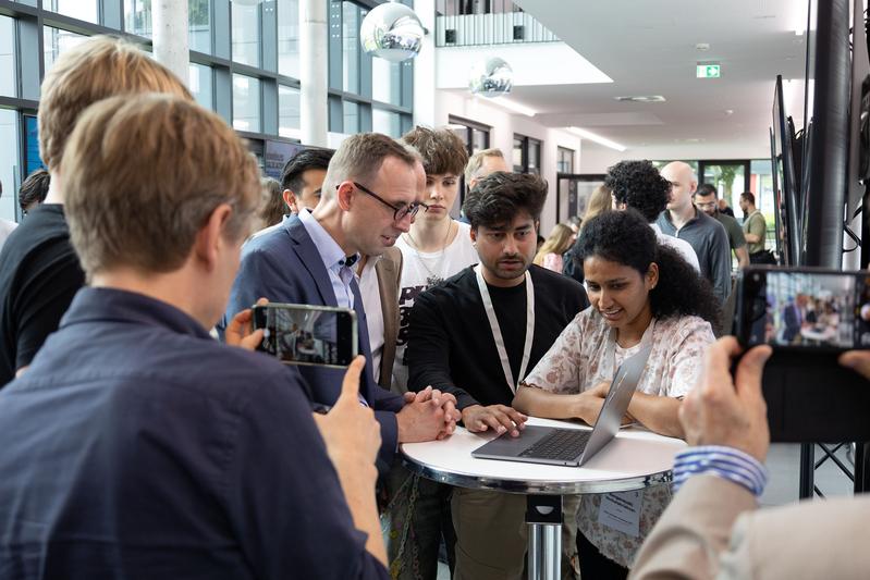 Die Minister lassen sich den Prototyp von Team 3 (Healthcare without borders) zeigen. 