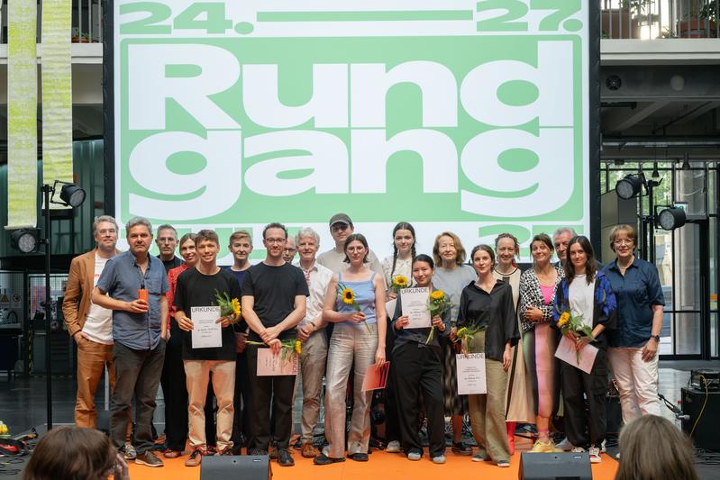 Gruppenfoto Gewinner*innen Förderpreise des Rundgangs 2025
