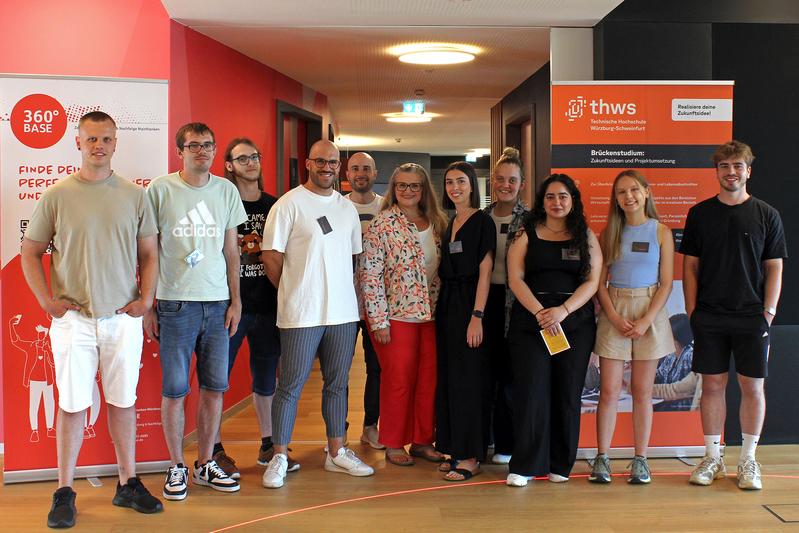 Die Teilnehmenden des Brückenstudiums zusammen mit Monika Waschik (Mitte), Organisatorin der Abschlussveranstaltung