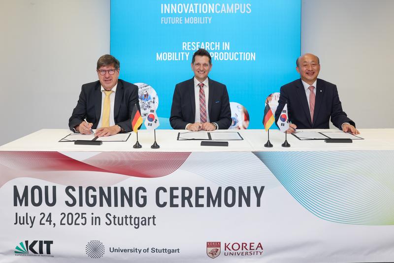 Für eine bessere Mobilität der Zukunft: Professor Thomas Hirth (Vizepräsident des KIT), Professor Alexander Brem (Prorektor der Universität Stuttgart), Professor Kim Young (Executive Vice President, Korea University Sejong Campus)