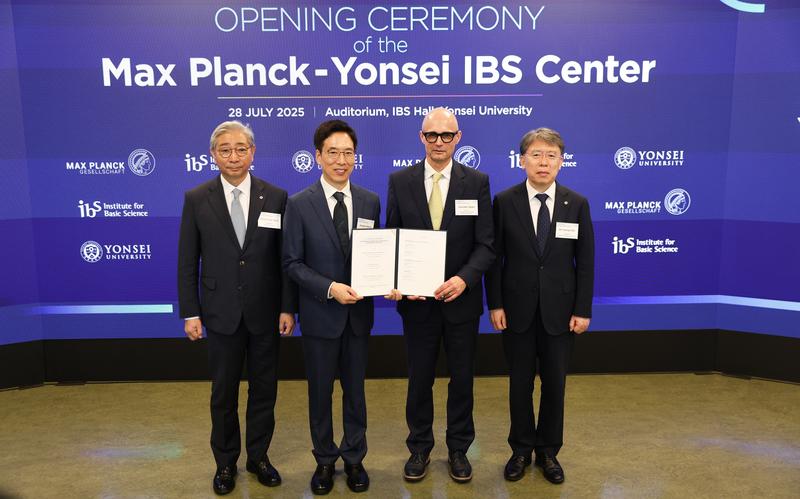 Der Präsident der Yonsei University Dong-Sup Yoon, Jinwoo Cheon, Direktor IBS Center for Nanomedicine und Direktor des Max Planck–Yonsei IBS Centers, Joachim Spatz, Direktor MPI für medizinische Forschung, Do Young Noh, Direktor IBS Headquarters (v.l.).