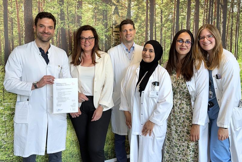  Bild (v. l.): PD Dr. Robert Rehmann, Claudia Schlemminger (Vorsitzende Deutsche Myasthenie Gesellschaft e. V.), Prof. Dr. Tobias Ruck, Cansu Aydogan, Dr. Menekse Öztürk und Paula Quint