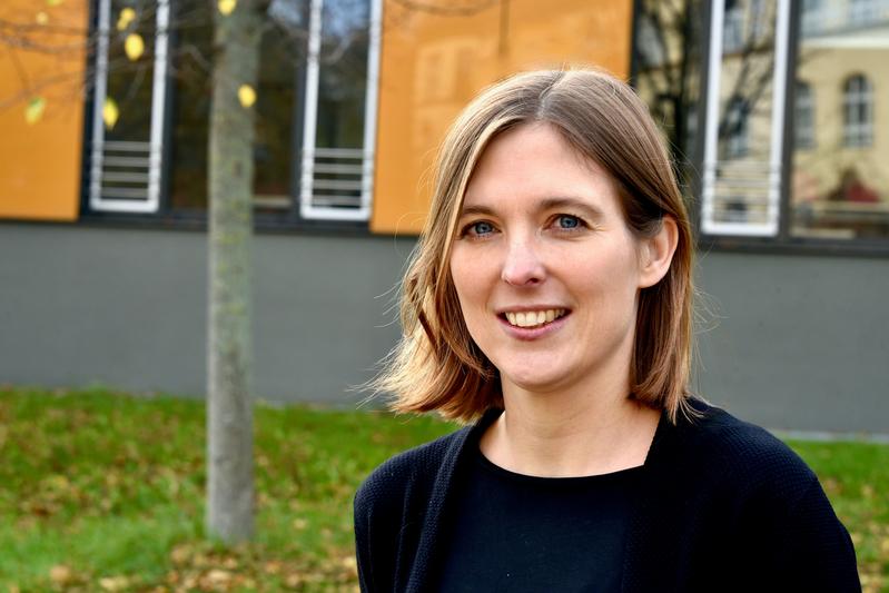 Die Psychologin PD Dr. Katharina Eckstein von der Universität Jena leitet das Projekt, das Wissen zur Demokratie zugänglich machen und lebensnah vermitteln möchte.