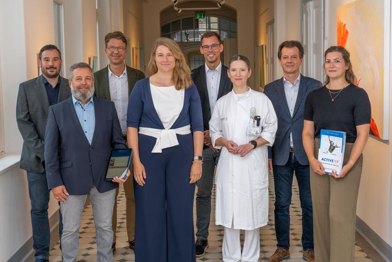 v.l.n.r.: Florian Melzer; Dr. Attila Höhne; Prof. Uwe Platzbecker; Emily Hickmann; Johannes Klaus; Dr. Anne Postler; Janko Haft; Ruby-Rebecca Müller