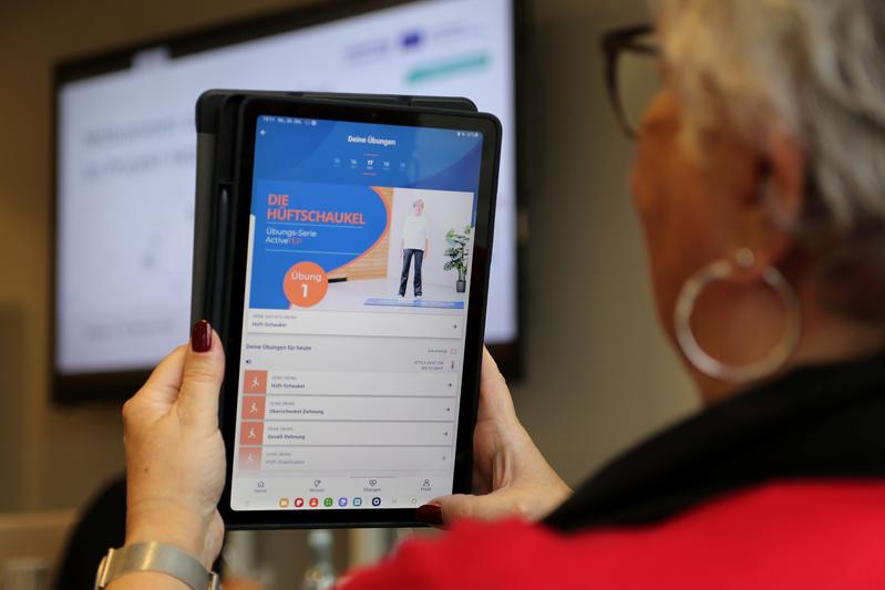 Eine Patientin nutzt die neue Gesundheits-App ActiveTEP. 
