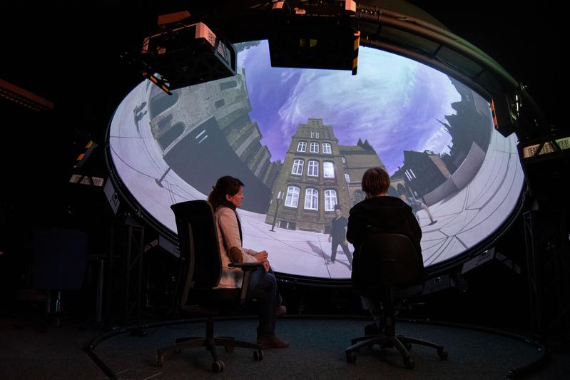 Im Labor für Immersive Medien arbeiten Studierende an einer Kuppelprojektion.