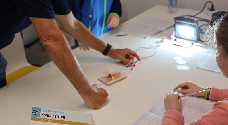 Ob Programmieren, Energie forschend entdecken oder Wirtschaftskonzepte entwickeln, die Kinder-Uni 2025 bot erneut ein abwechslungsreiches Angebot für wissbegierige Kinder.