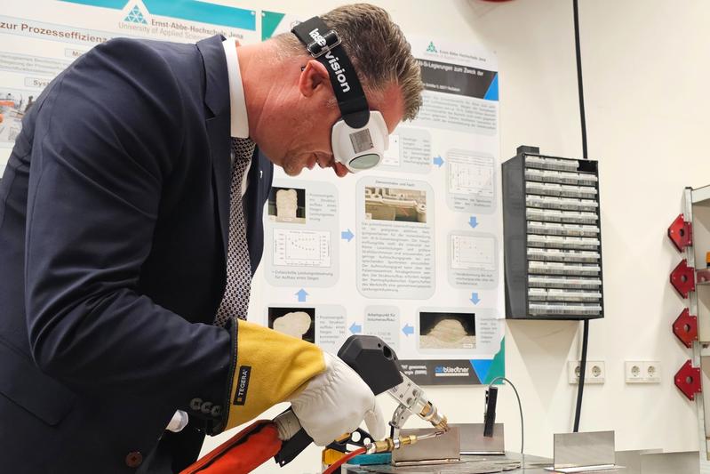 Wissenschaftsminister Christian Tischner beim handgeführten Laserstrahlschweißen