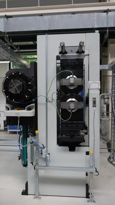 Kompakt und leistungsfähig: die flexROLLmax kann Bleche bis 0,5 mm Stärke prägen.