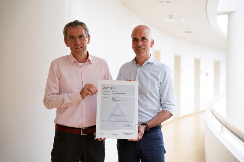 UW/H-Präsident Prof. Dr. Martin Butzlaff und Dr. Dirk Jakobs, Vizepräsident für Organisationsentwicklung, nehmen das Zertifikat entgegen.