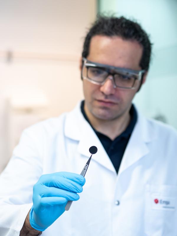 Empa-Forscher Vahid Charkhesht mit einer Graphen-Elektrode für einen Superkondensator. 