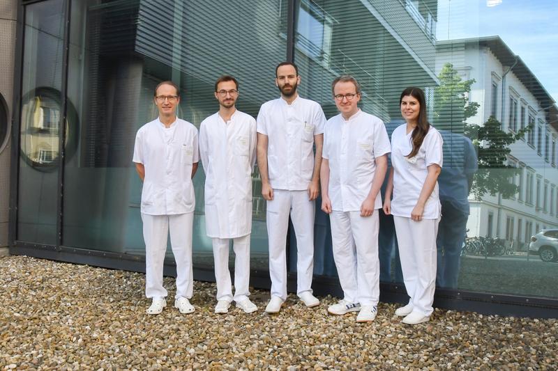 Das Team der Poliklinik für Zahnärztliche Prothetik druckt innovative Übungszähne für die Lehre, v.l.n.r.: Prof. Dr. Marc Schmitter, Johannes Schrenker, Dr. Michael del Hougne, PD Dr. Christian Höhne und Isabella Di Lorenzo. 