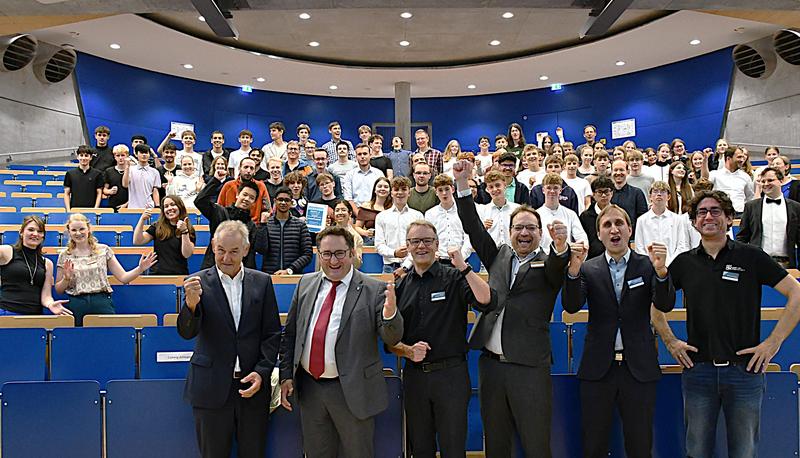 Großer Jubel bei allen Teilnehmerinnen und Teilnehmern: Der Wasserstoff-Wettbewerb H2@School ermutigt Schülerinnen und Schüler dazu, sich in Theorie und Praxis mit erneuerbaren Energien auseinanderzusetzen.