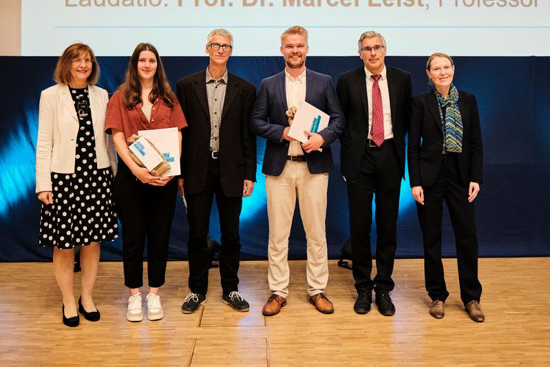 Prof. Dr. Katharina Holzinger (Rektorin Uni KN), Jana Molz , Prof. Dr. Marcel Leist (Uni KN), Dr. Philipp Barzyk, Prof. Dr. Joachim Liepert (Kliniken Schmieder Allensbach), Lisa Friedrich (Geschäftsführerin der Stiftung Schmieder f.W.u.F) (v.l.n.r.) 