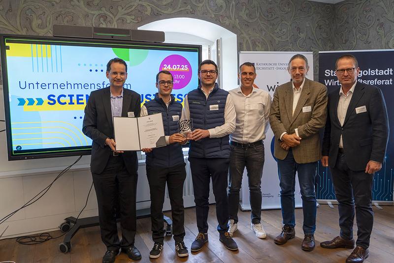 v.l.n.r.: OB der Stadt Ingolstadt Dr. Michael Kern, Michael Liepold & Emanuel Jacobowsky, Geschäftsführer FeldSchau GmbH, Prof. Dr. Torsten Schön & Prof. Dr. Patrick Noack, Advisory Board, Prof. Dr. Georg Rosenfeld, Wirtschaftsreferent Stadt Ingolstadt