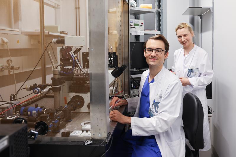 Priv.-Doz. Dr. Felix Wiedmann, leitender Oberarzt der Klinik für Kardiologie und Pneumologie der Universitätsmedizin Göttingen (UMG), und Prof. Dr. Constanze Schmidt, Direktorin der Klinik für Kardiologie und Pneumologie der UMG, im Forschungslabor. 