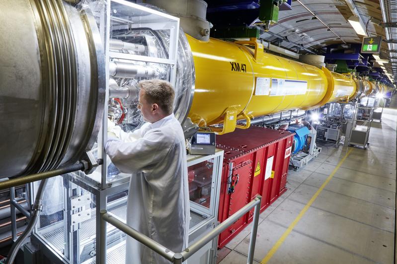 For the first time since its start eight years ago, the European XFEL, with its superconducting cavities for electron acceleration, has now been warmed up to room temperature for mandatory maintenance and extensive conversion work.