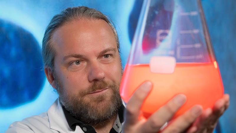 Der Mikrobiologe Prof. Dr. Christian Jogler wird von der VolkswagenStiftung für ein Pioniervorhaben zur Suche nach dem mikrobiellen Ursprung des Lebens gefördert.