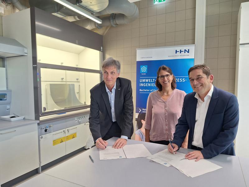 Unterzeichnen die Fördervereinbarung direkt im FiT Labor Technische Sauberkeit: Rektor Oliver Lenzen und Professorin Katja Mannschreck von der HHN und Rainer Straub, Stellvertretender Vorsitzender des FiT (v.l.n.r.).