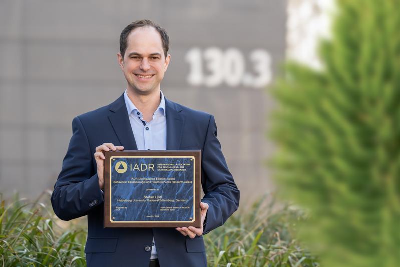Professor Dr. Dr. Stefan Listl erhielt für seine herausragenden wissenschaftlichen Leistungen den renommierten „Distinguished Scientist Award“ der „International Association for Dental, Oral, and Craniofacial Research“ (IADR).