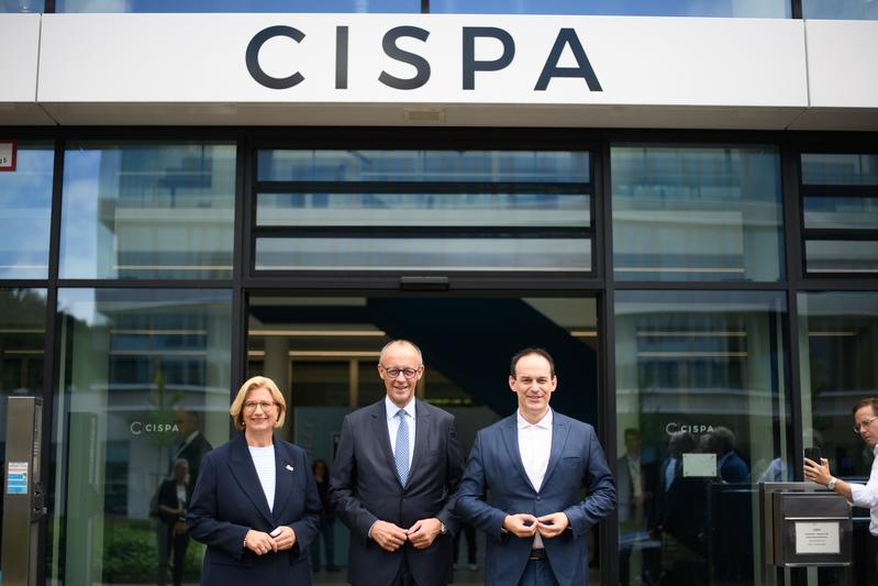 Ministerpräsidentin Anke Rehlinger, Bundeskanzler Friedrich Merz und Prof. Dr. Dr. h.c. Michael Backes (v.l.n.r.)
