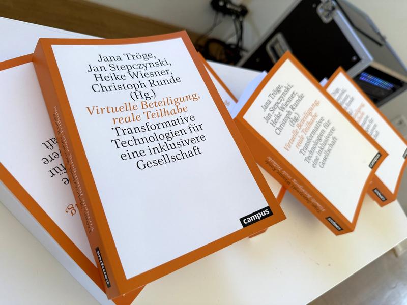 Der jüngst veröffentlichte Sammelband „Virtuelle Beteiligung, reale Teilhabe“ vereint 23 Beiträge aus 15 Projekten, die neue Anwendungen virtueller und erweiterter Realität für mehr Teilhabe in Bildung, Gesundheit und im öffentlichen Räumen entwickeln.