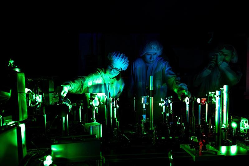 Arbeit im Raman-Labor in Hamburg am Center for Free-Electron Laser Science (CFEL). Von Links: Tomke Glier, Mika Rerrer, Malte van Heek
