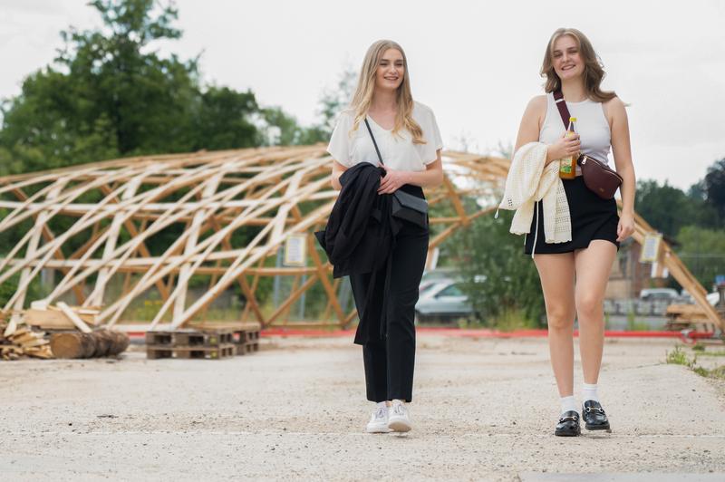 Vor der Gridshell auf dem ehemaligen Schlachthofgelände: Jenny Bernhardt und Pauline Kuhn aus dem 6. Semester Architektur. 