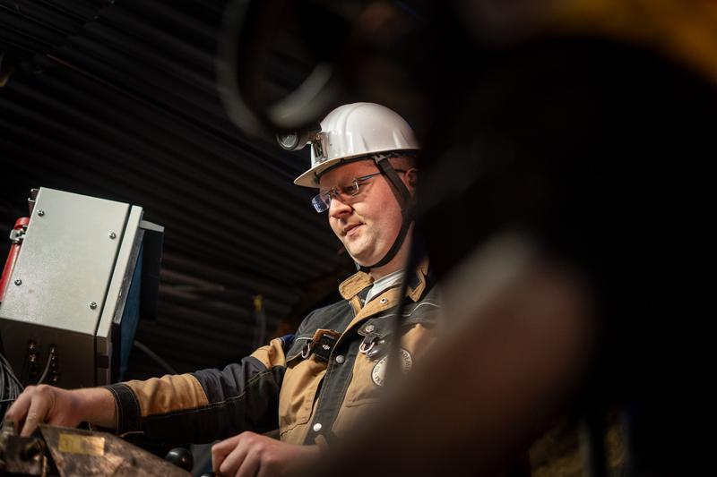 Max Friedemann am Versuchsstand im Forschungs- und Lehrbergwerk der TU Bergakademie Freiberg.