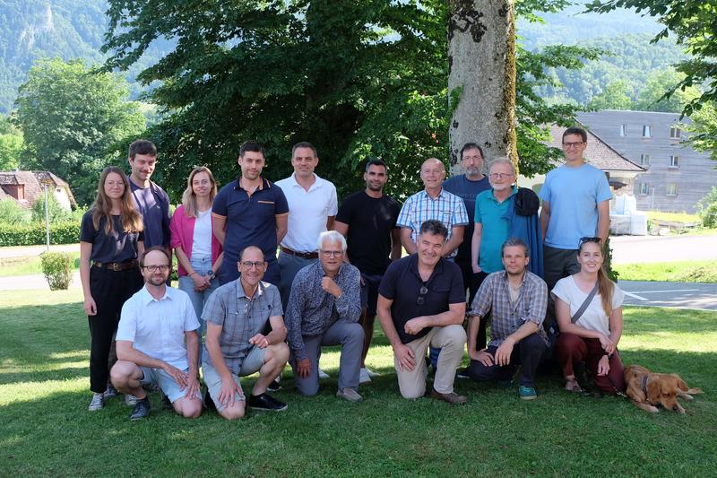 Teilnehmende des Winalp21-Treffens an der Forstlichen Ausbildungsstätte Traunkirchen mit Prof. Dr. Jörg Ewald (vordere Reihe, 3. v. li.), Michelangelo Olleck (hintere Reihe, 1. v. re.) und Karl Mellert (hintere Reihe, 3. v. re.) von der HSWT