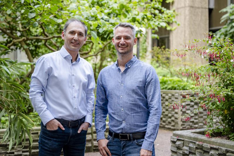Ilya Ayzenberg (links) und Thomas Grüter wollen das Augenmerk von Medizinerinnen und Medizinern auf die Möglichkeit einer anti-IgLON-Krankheit lenken. 