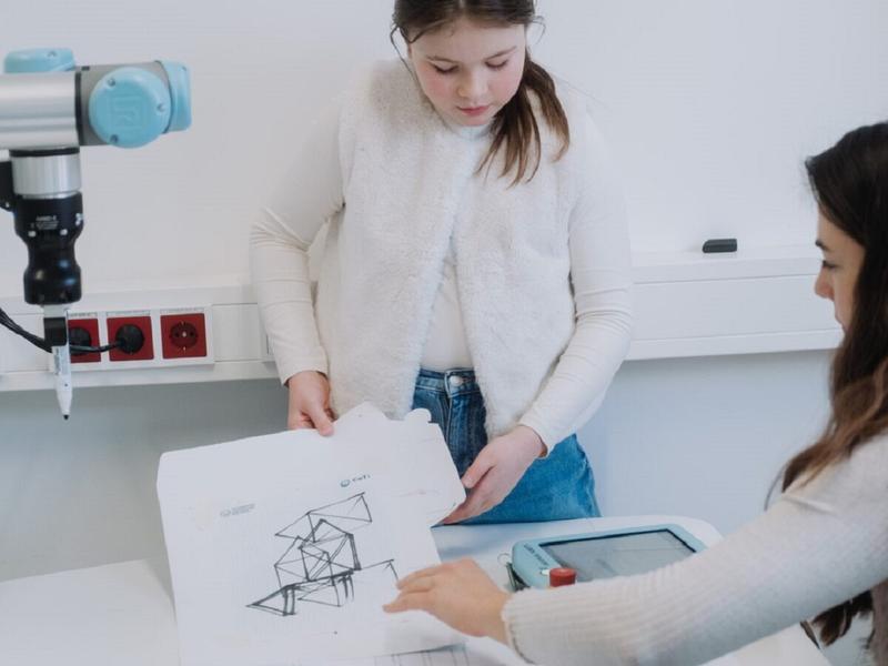 Jetzt anmelden beim Exzellenzcluster CeTI der TUD: 16 Schülerinnen der Klassenstufe 7 bis 10 können einen Platz für das bunte Programm rund um Robotik und KI bei „Girls for Robotics“ erhalten.