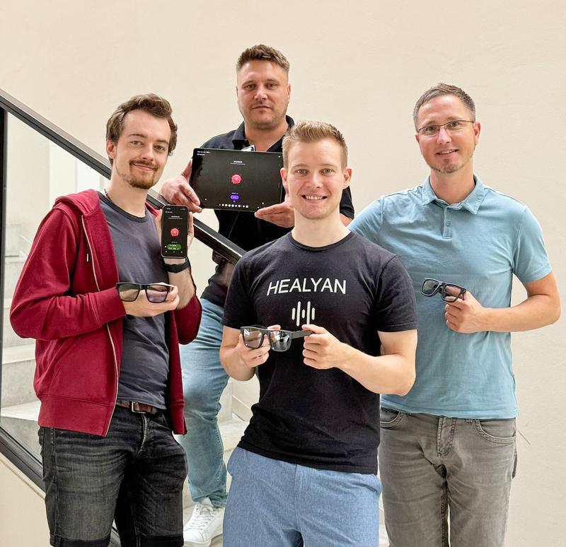 Beim Kick-off am Fraunhofer IDMT: Healyan-Gründer Philipp Caspari (Mitte), Mitgründer Laurin Martins (li.), Akustikexperte Mario Seideneck (oben) und InSignA-Geschäftsführer Peter Hauschild (re.) starten gemeinsam in das neue Projekt.