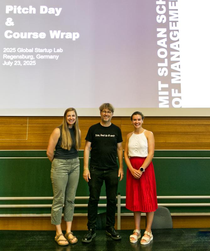 v.li. Tracy Lahey, Prof. Dr. Udo Kruschwitz and Lizzy Salata. 