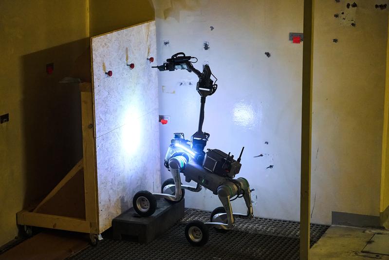 The detection of radioactive sources, whose position had to be displayed at the touch of a button, posed a particular challenge.