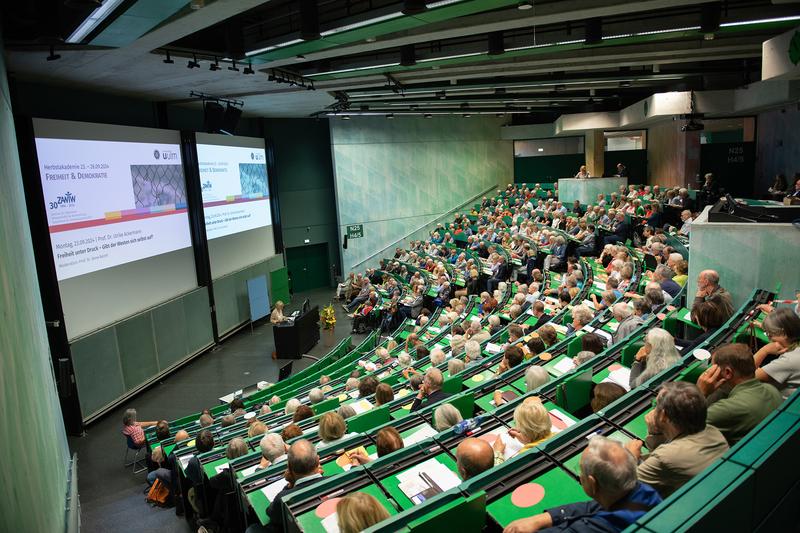 Hörsaal mit Teilnehmenden der Herbstakademie 2024 an der Uni Ulm