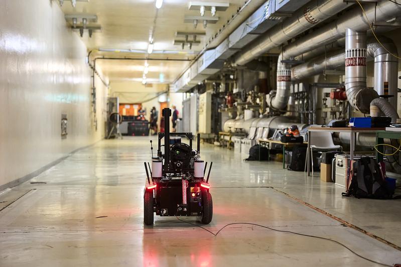 15 internationale Teams stellten sich und ihre unbemannten Systeme bei der 5. Ausgabe des European Robotics Hackathon in schwierigsten Szenarien auf die Probe. Erstmals waren kombinierte Aufgaben für fahrende und fliegende Systeme dabei.