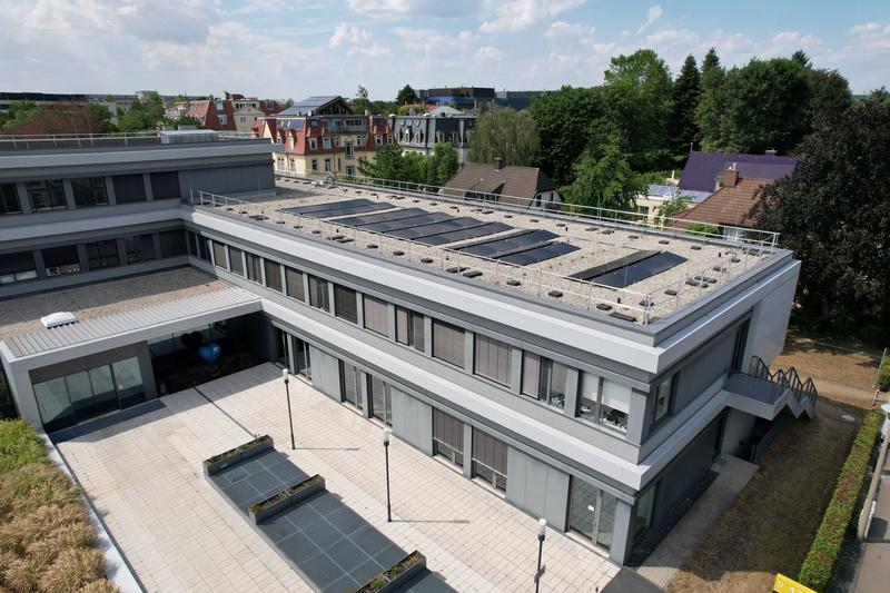 Das Uniklinikum setzt auf neue Photovoltaik-Anlagen. Auf dem Dach des OncoRay, Haus 130, wurde eine weitere PV-Anlage in Betrieb genommen.