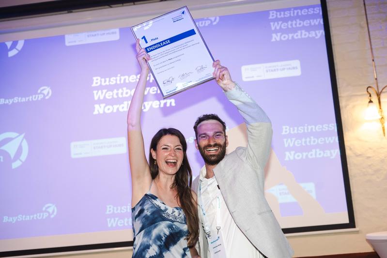 Anna Fleischer und Johannes Braig nehmen für das ENDOLEASE-Team die Urkunde des 1. Platzes in der dritten Phase des Businessplan Wettbewerbs Nordbayern entgegen