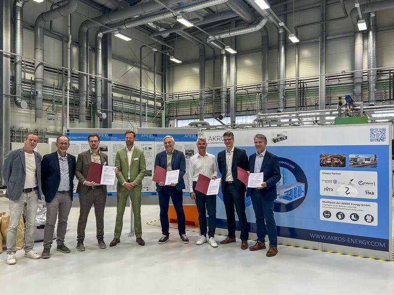 Dr. Wolfgang Blank, Wirtschaftsminister M-V (2.v.l.) gemeinsam mit den FormaPort-Projektpartnern, die soeben die Zuwendungsbescheide vom Minister erhalten haben. (rechts: Prof. Dr. Mathias Wilichowski, Hochschule Wismar.