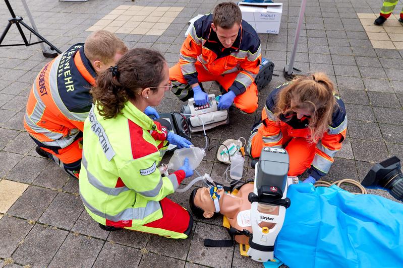 Laut Daten des Deutschen Reanimationsregisters begann der Rettungsdienst 2024 bei rund 67.000 Patientinnen und Patienten mit plötzlichen Herz-Kreislauf-Stillstand mit Wiederbelebungsmaßnahmen. 