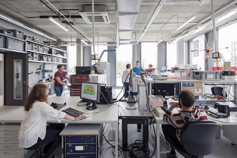 Das Sensorik-ApplikationsZentrum der OTH Regensburg hat sich zu einem wichtigen Impulsgeber für die Region Ostbayern und darüber hinaus entwickelt. 