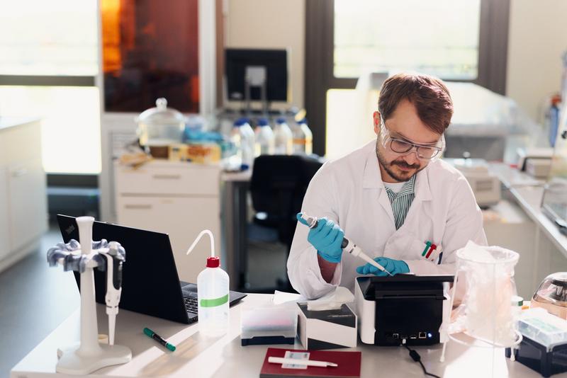 Benjamin Moorlach, Doktorand an der HSBI, formuliert dsRNA für den Einsatz als Pflanzenschutzmittel. 