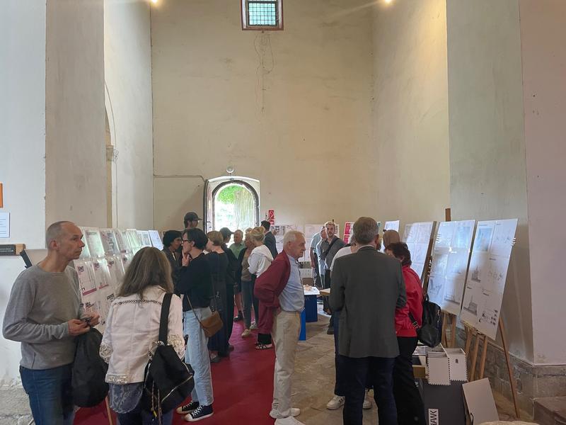 Gröningen. St. Vitus. Besucherinnen und Besucher während der Vorstellung der Arbeiten der Studierenden am 27. Juli 2025.