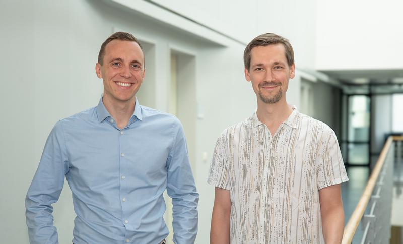 Neue Einblicke in das menschliche Gedächtnis: (v. li) Dr. Tim Guth und Prof. Lukas Kunz entschlüsseln, wie das Gehirn einem inneren Rhythmus folgt.