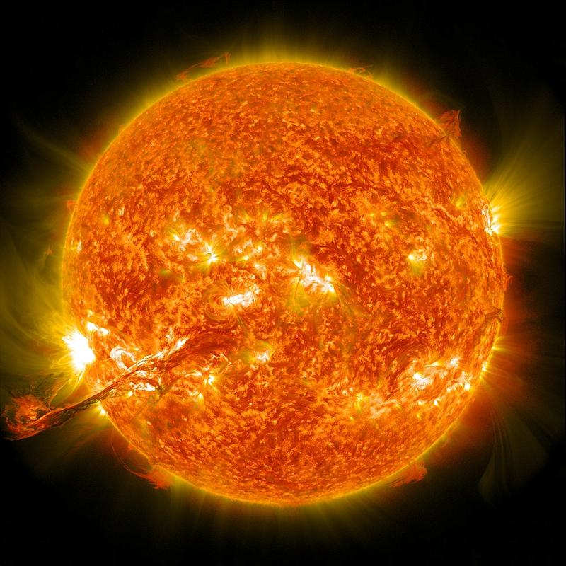 Koronale Massenauswürfe hängen eng mit der magnetischen Aktivität der Sonne zusammen. 