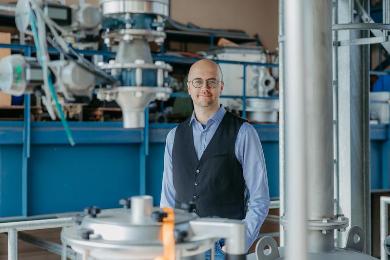 Prof. Andreas Bück im Versuchsfeld der Wirbelschichttechnik.